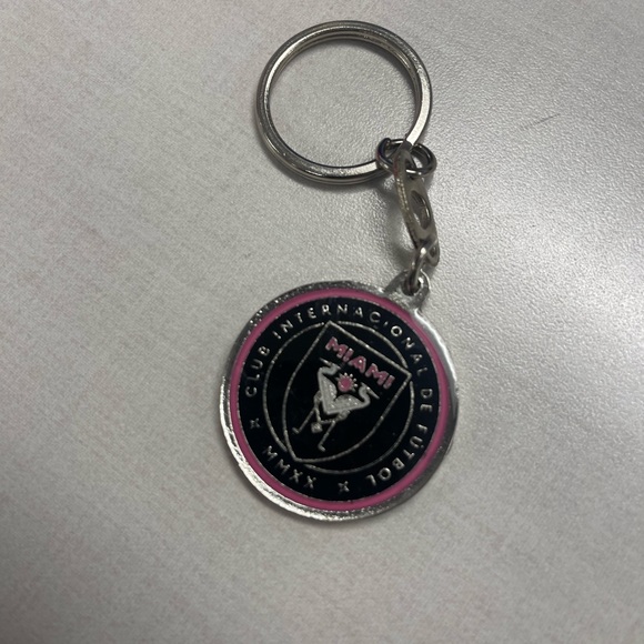 INTER MIAMI MESSI NEW TEAM KEYCHAIN - Picture 3 of 3